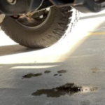 Manchas de óleo no chão da garagem: Como resolver e evitar 