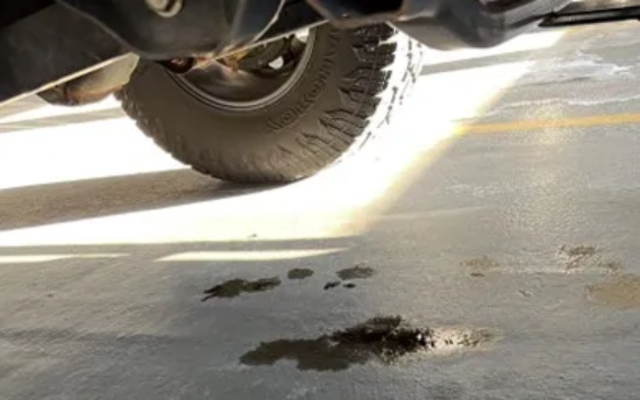 Manchas de óleo no chão da garagem: Como resolver e evitar